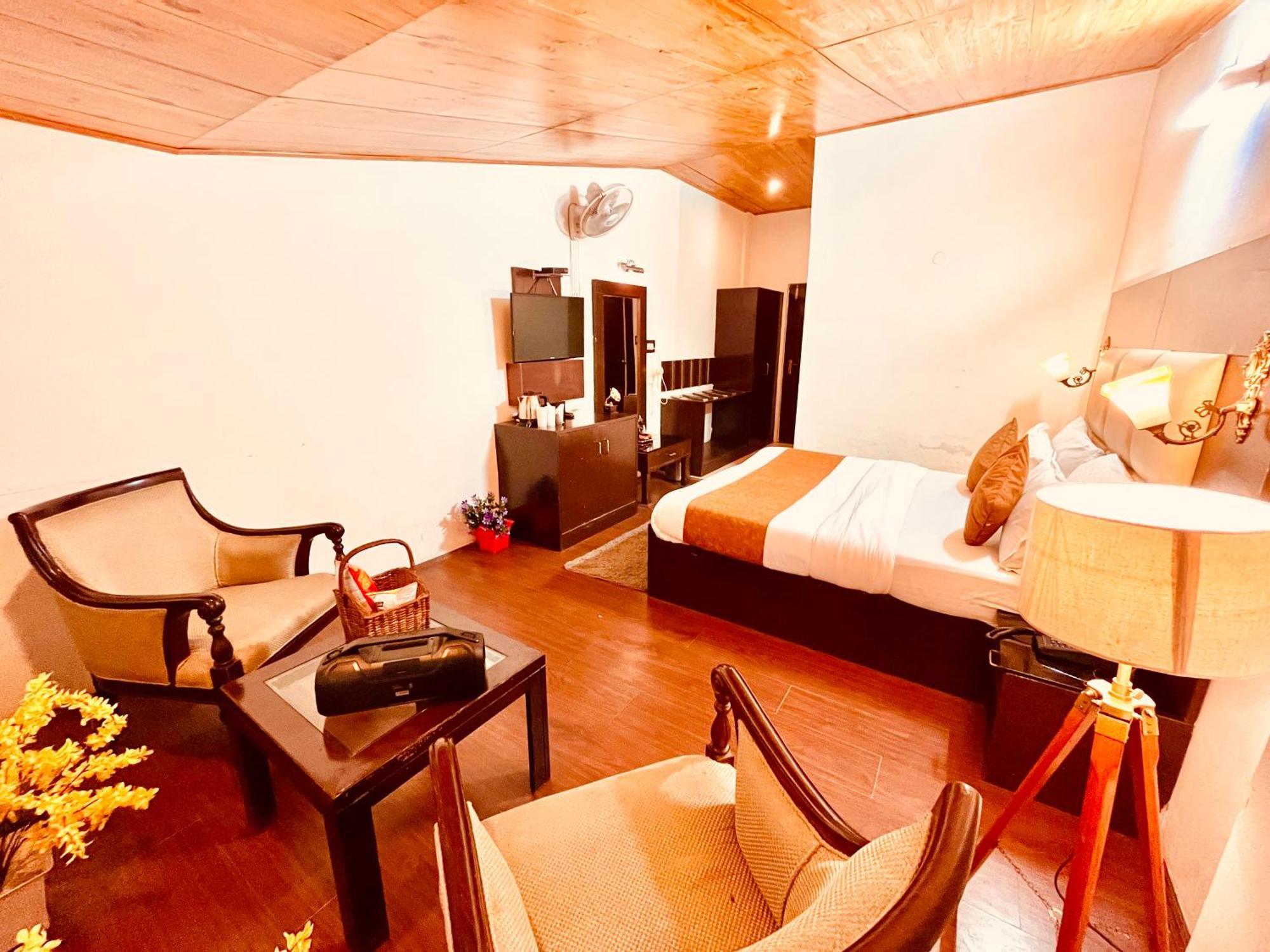 Hotel The North Wind In City Center, Manali Eksteriør billede